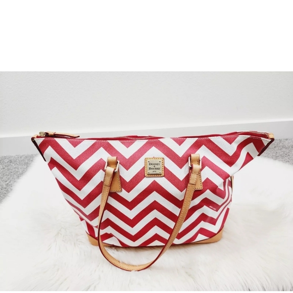 Dooney & Bourke Red and White Chevron Tote Bag W/Matching Wristlet Pouch EUC - Picture 5 of 8